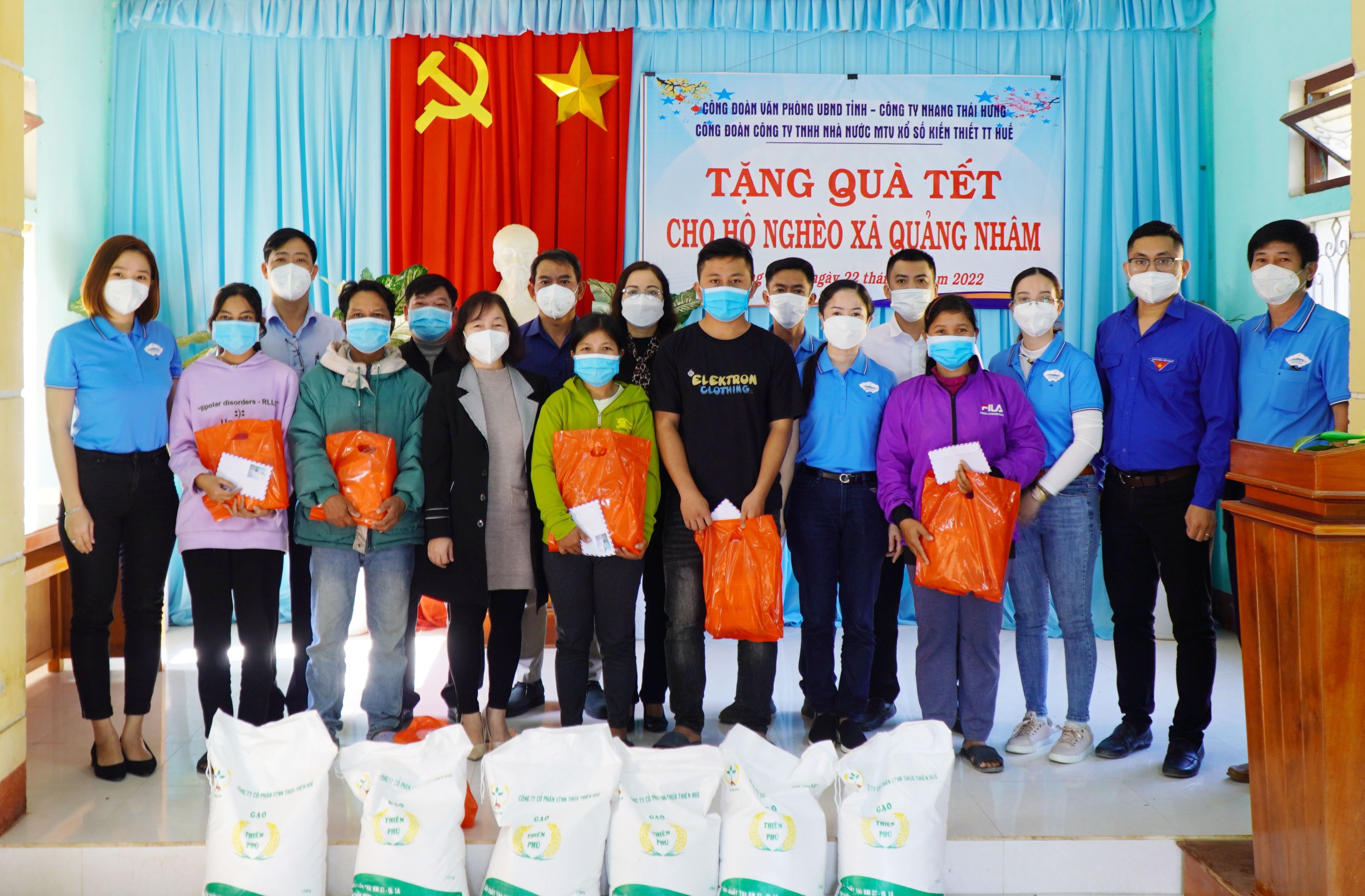 Trao 80 suất quà Tết cho hộ nghèo A Lưới