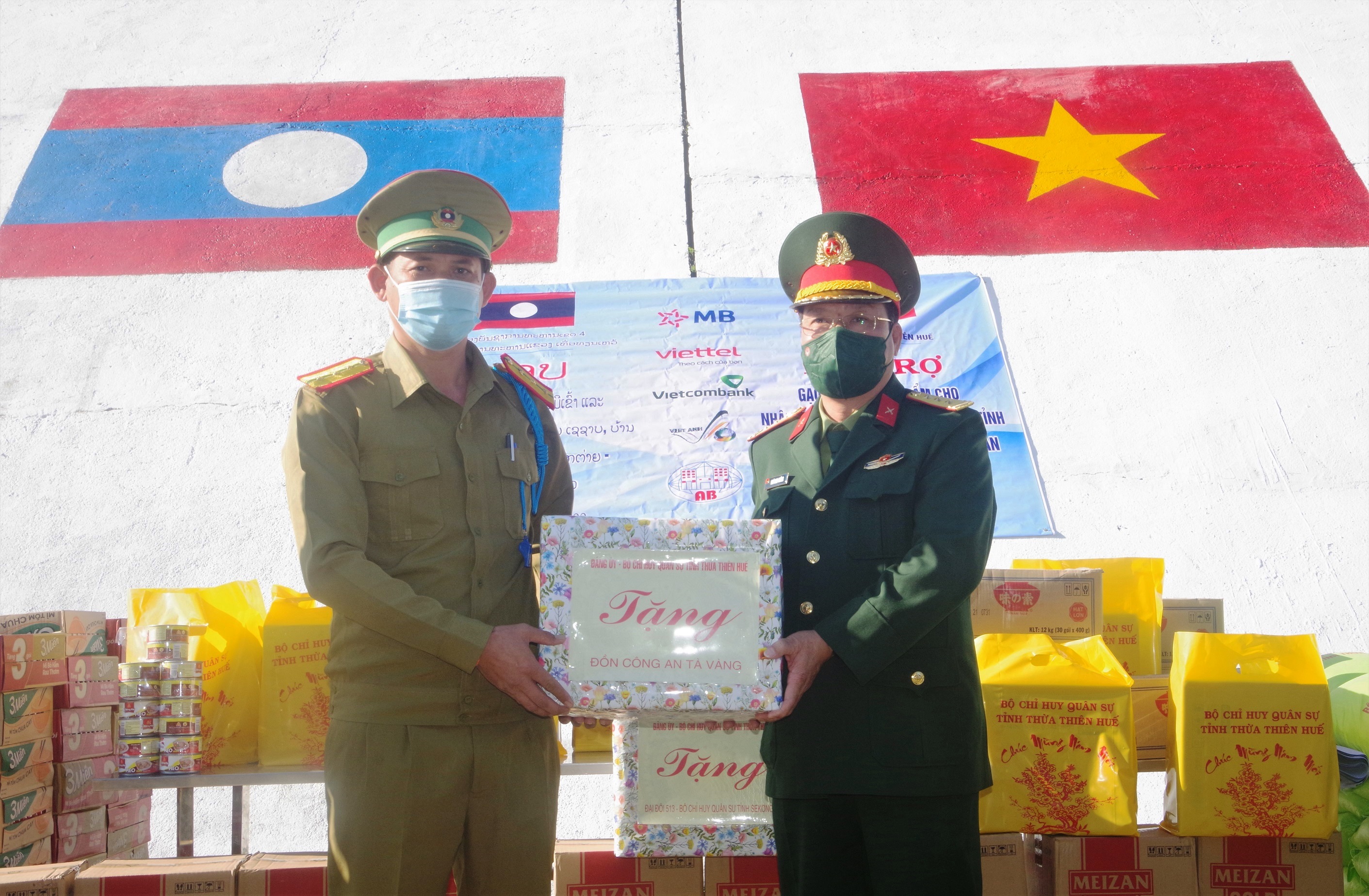 Hỗ trợ gạo và nhu yếu phẩm cho người dân các bản nước bạn Lào