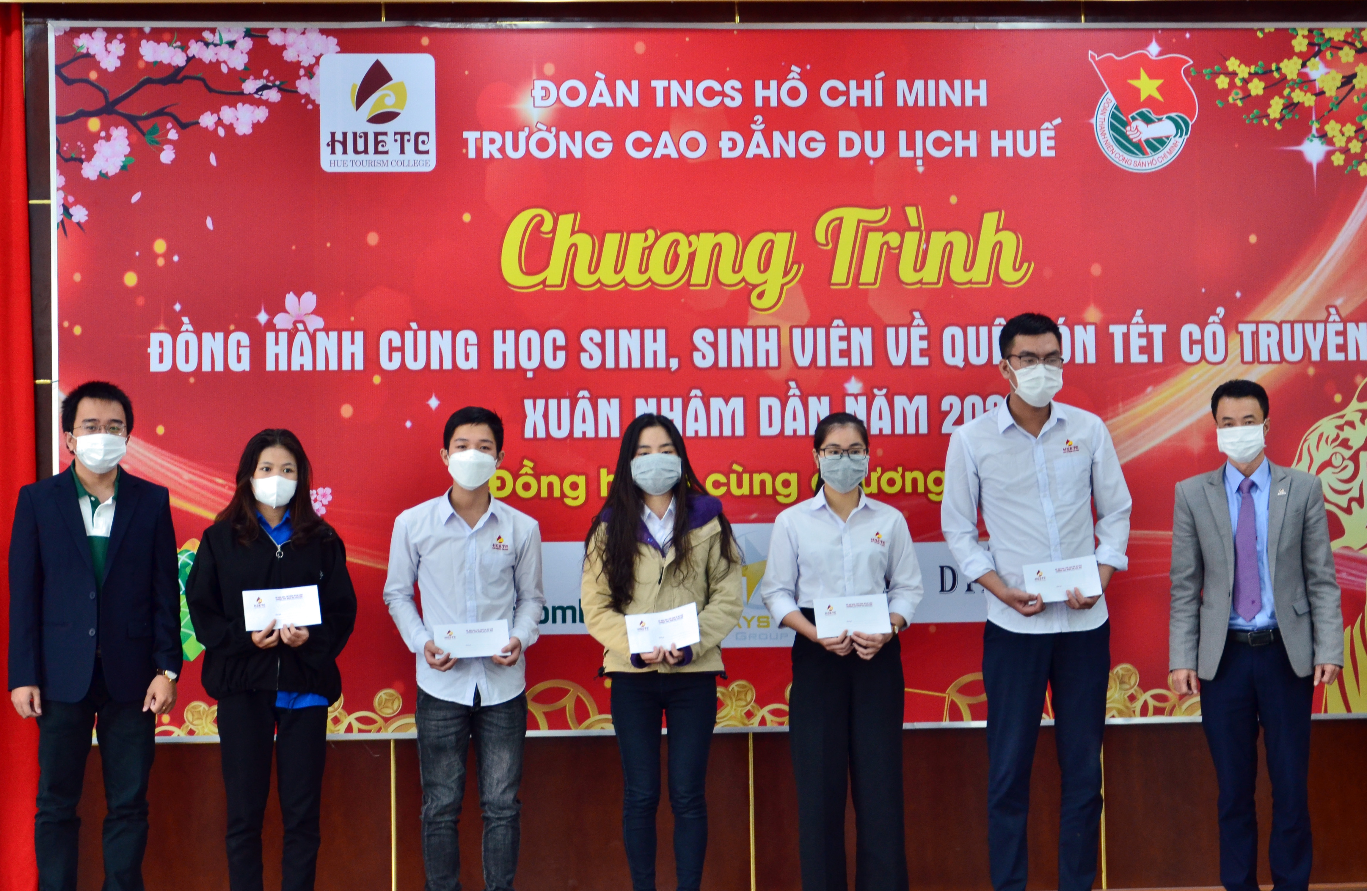 Hỗ trợ kinh phí giúp sinh viên về quê ăn tết