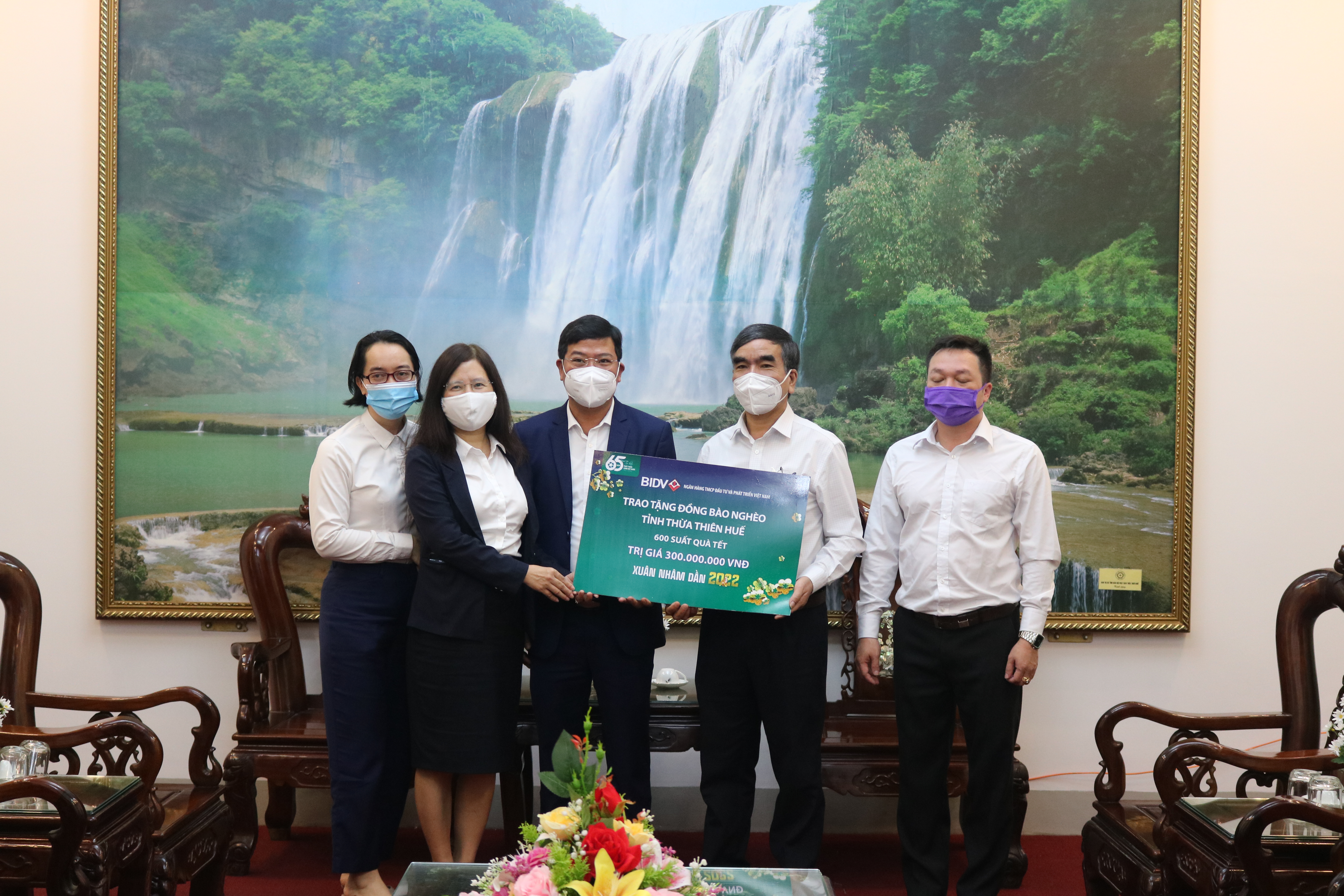 Trao tặng quà tết cho các học sinh nghèo vượt khó và các hộ gia đình khó khăn