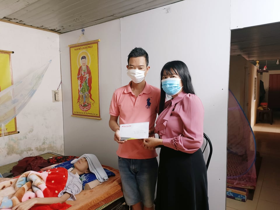 Trao gần 14 triệu đồng đến chị Tôn Nữ Ngọc Trân