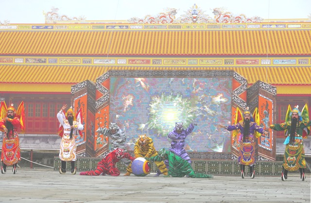 Trang bị màn hình LED giới thiệu về điện Thái Hòa trong thời gian trùng tu