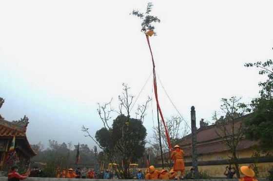 Hoàng cung dựng nêu đón tết