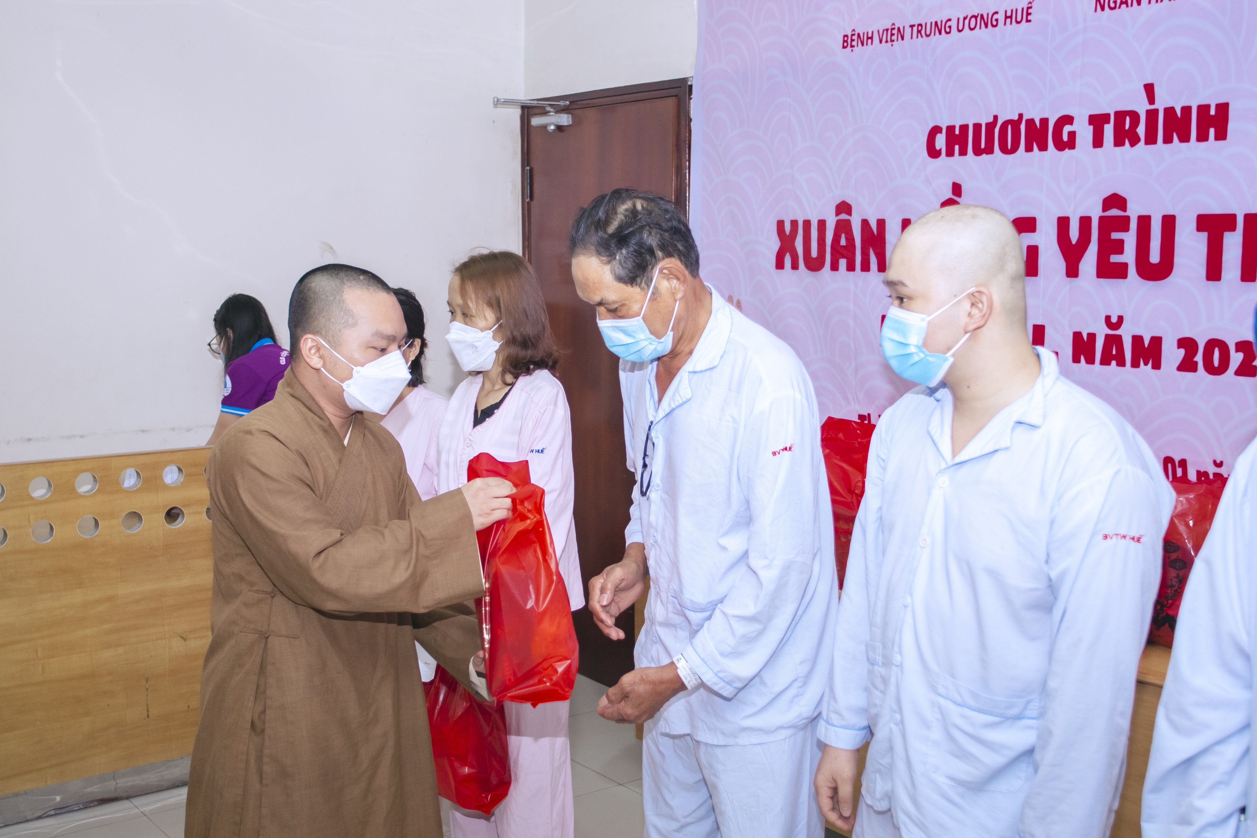 Xuân hồng yêu thương cho người nghèo