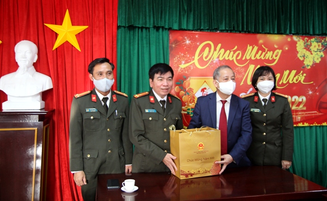 Phó Bí thư Thường trực Tỉnh ủy Phan Ngọc Thọ thăm, tặng quà tết một số đơn vị công an