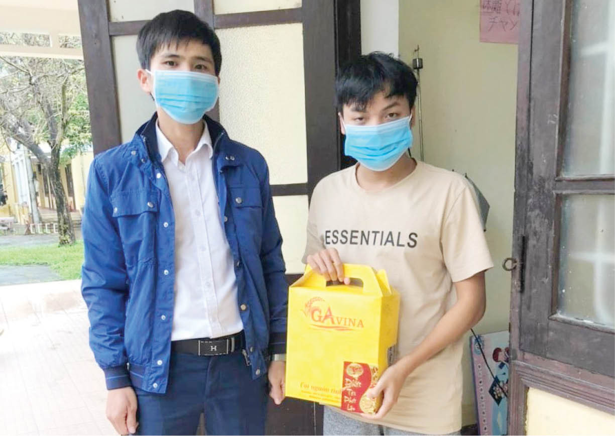 Sẻ chia khó khăn với sinh viên dịp tết