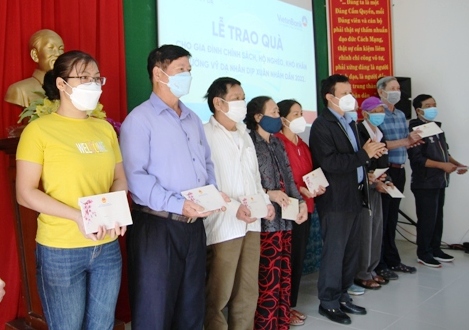 Bí thư Tỉnh ủy và Phó Bí thư Thường trực Tỉnh ủy tặng quà tết cho gia đình chính sách, người nghèo