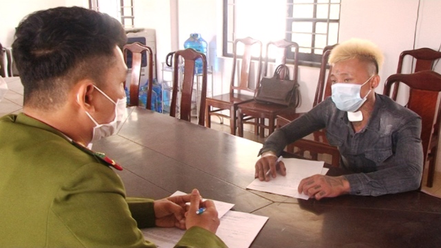 Bắt kẻ dùng xăng đốt người yêu