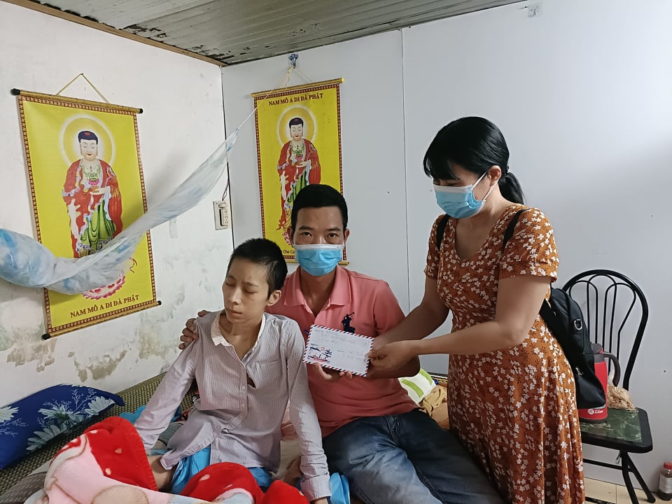 Tiếp tục trao hơn 3 triệu đồng đến chị Tôn Nữ Ngọc Trân