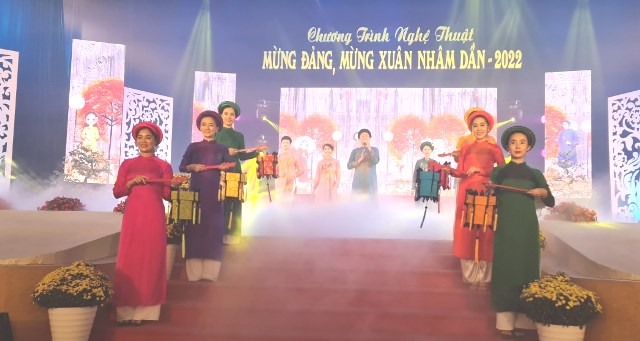 Biểu diễn nghệ thuật và chiếu phim mừng Đảng, mừng xuân