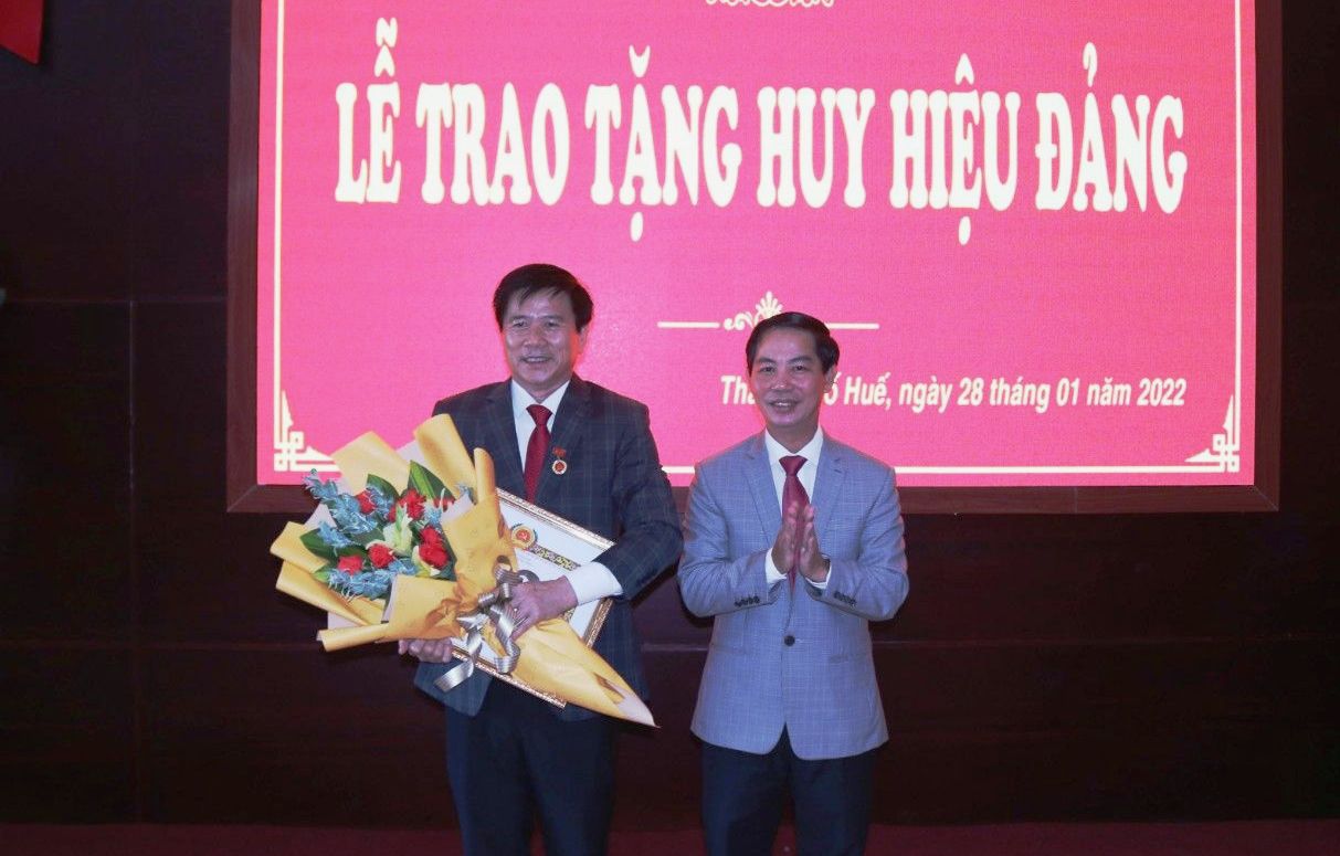 Trao huy hiệu 30 năm tuổi Đảng cho Giám đốc Sở Kế hoạch và Đầu tư