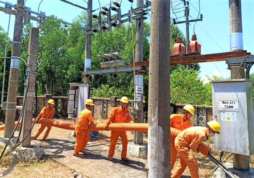 Bảo dưỡng nguồn lưới điện phục vụ Tết Nhâm Dần
