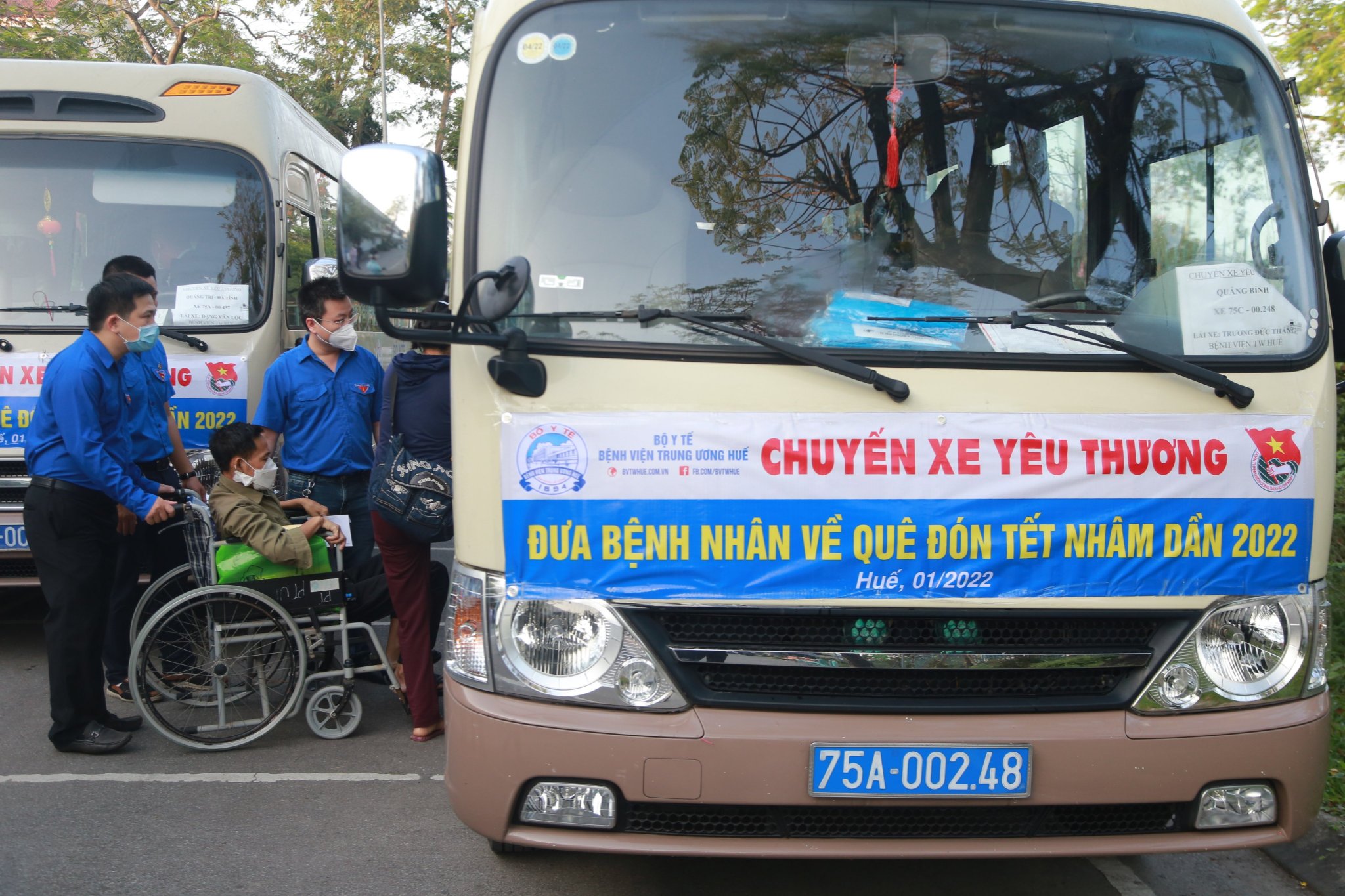 “Chuyến xe yêu thương” đưa 100 bệnh nhân về nhà đón tết