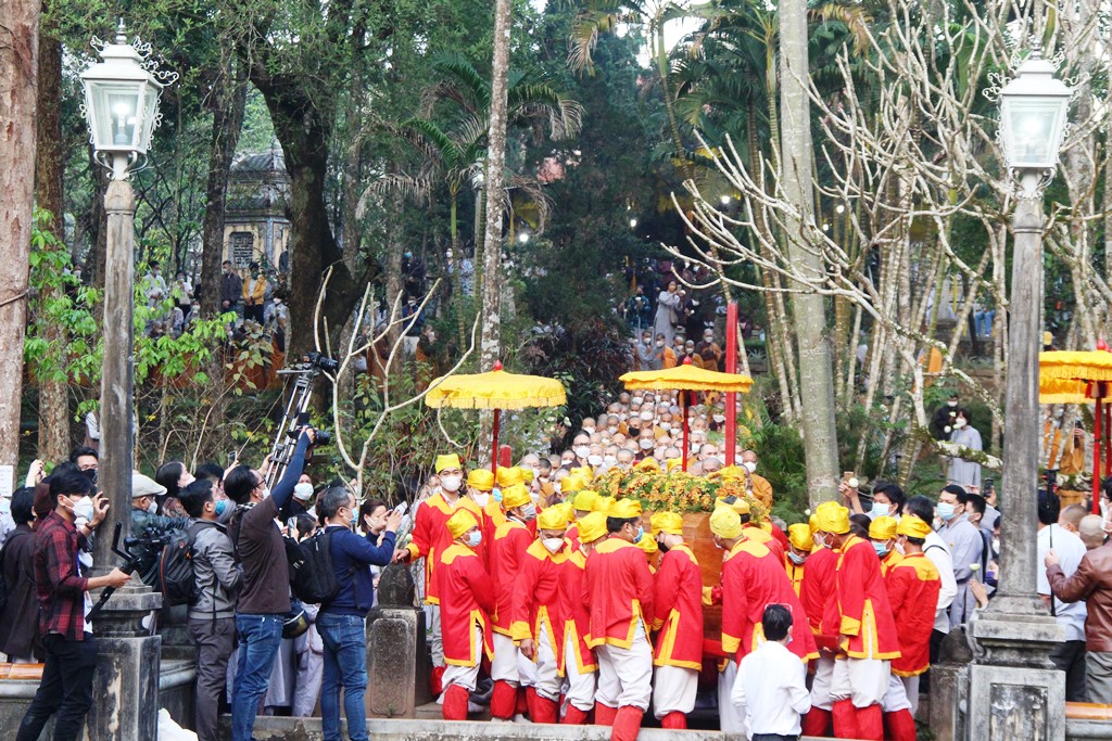 Hàng ngàn người đưa tiễn thiền sư Thích Nhất Hạnh