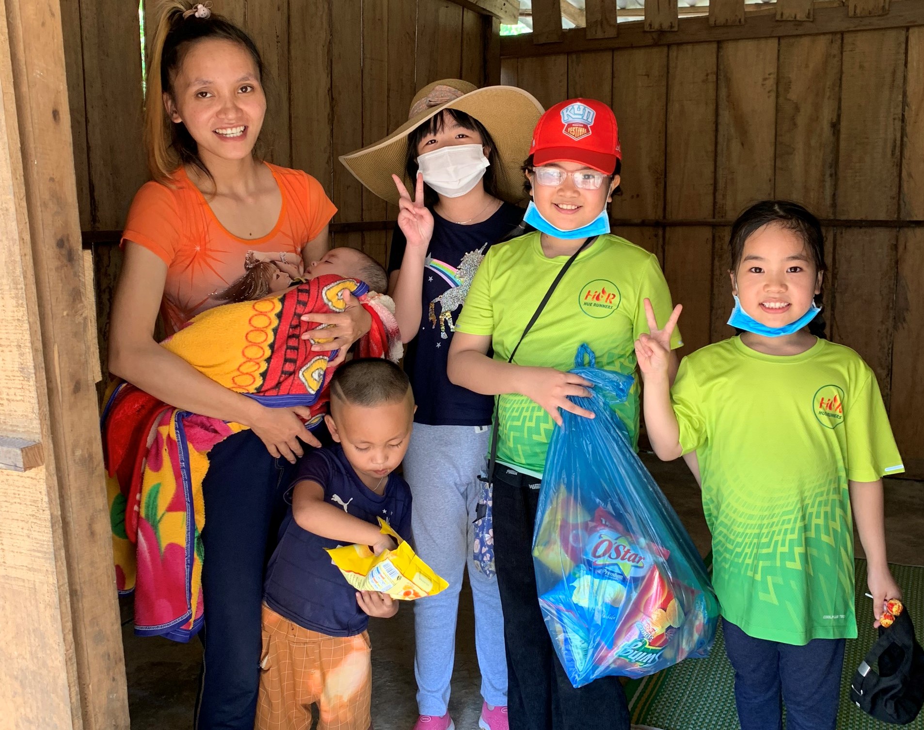 Trao 50 suất quà cho người dân khó khăn ở A Lưới