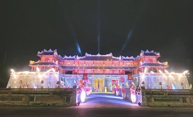 Tái hiện lễ đổi gác và múa chúc xuân trước thềm năm mới