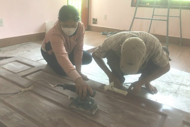 Tết mưu sinh của nữ thợ sơn PU