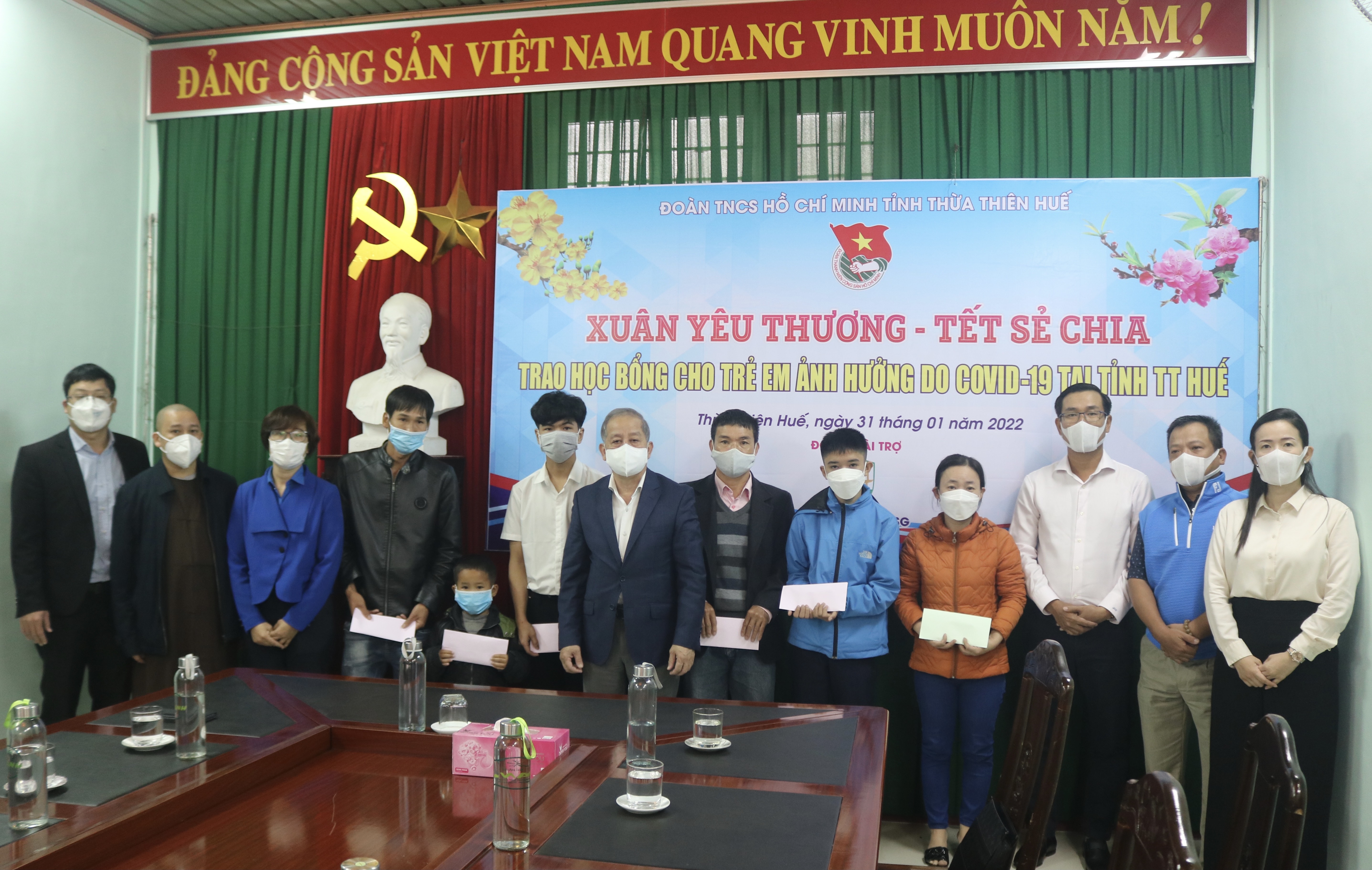 Hỗ trợ học bổng cho các em nhỏ mồ côi do dịch COVID-19