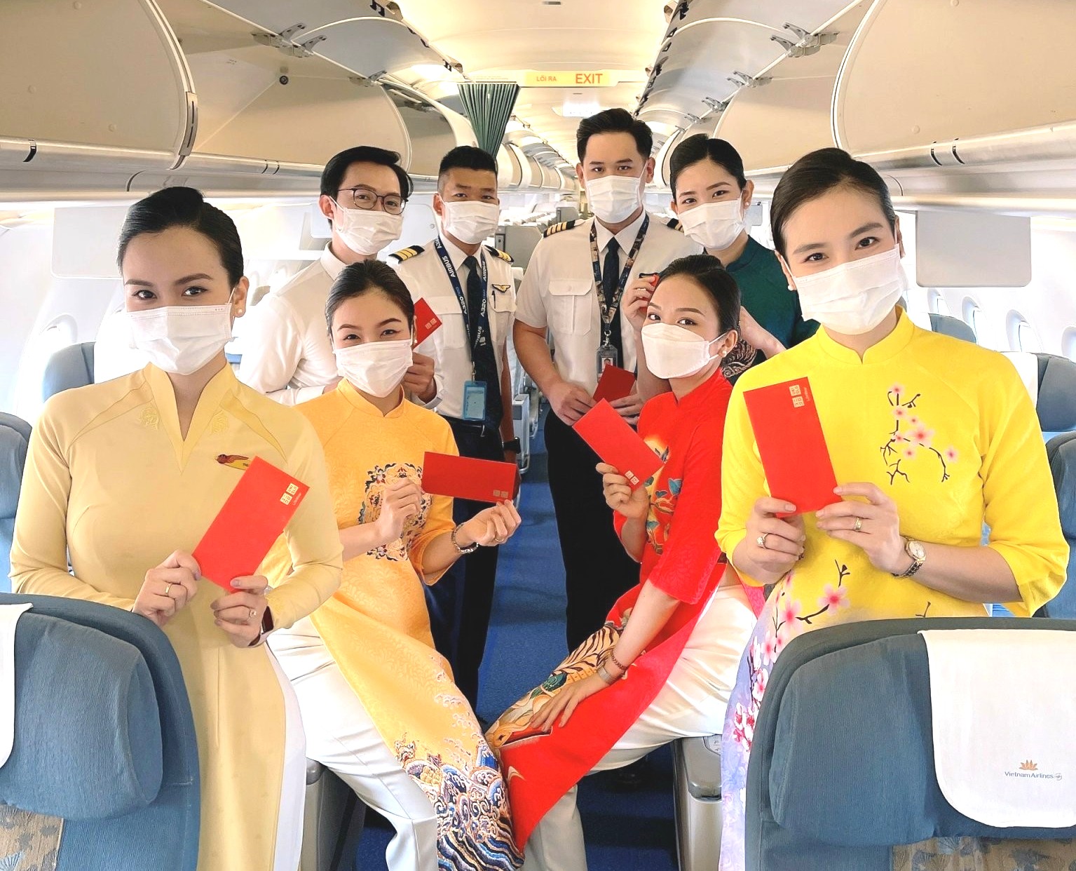 Áo dài truyền thống trên các chuyến bay Tết Nhâm Dần 2022