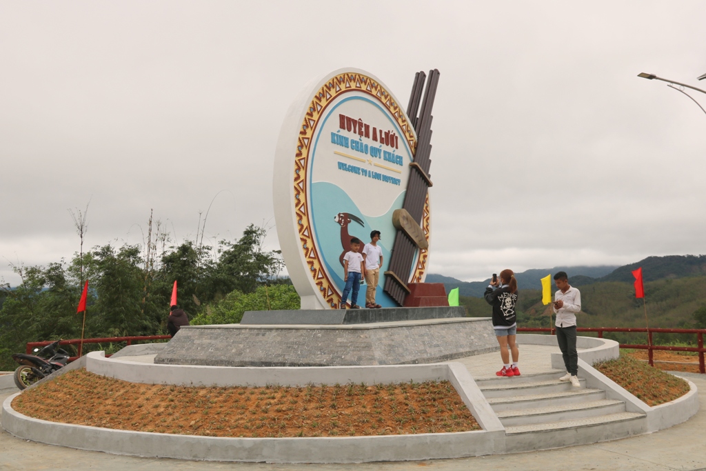 Ngày đầu năm, bạn trẻ check-in ở điểm dừng chân mới của A Lưới