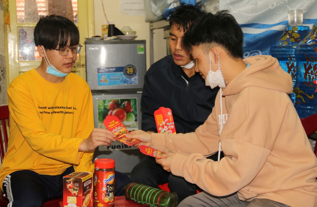 Lưu học sinh Lào ở lại đón tết Huế