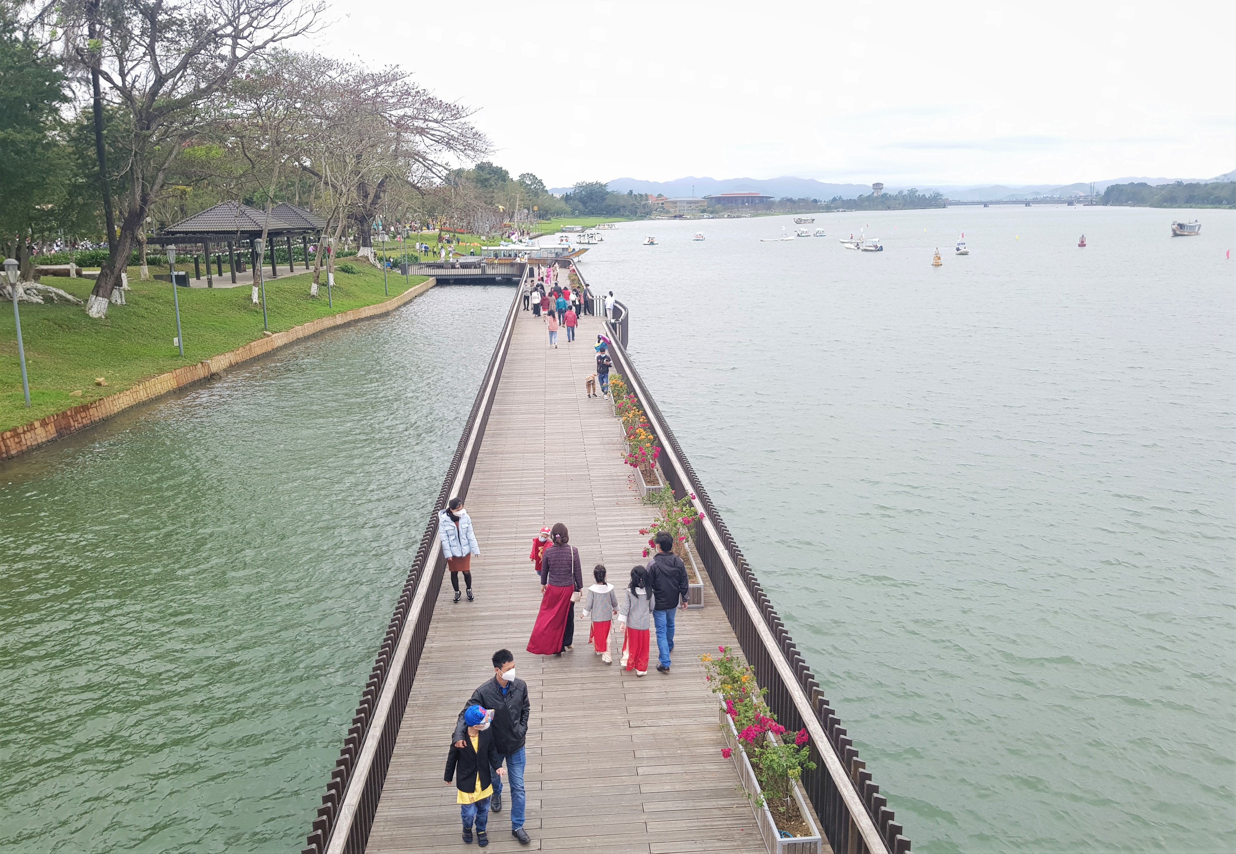 Ăn tết và chơi tết