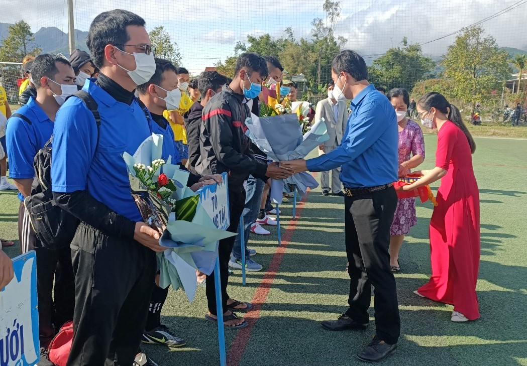 Khởi tranh giải bóng đá truyền thống huyện A Lưới