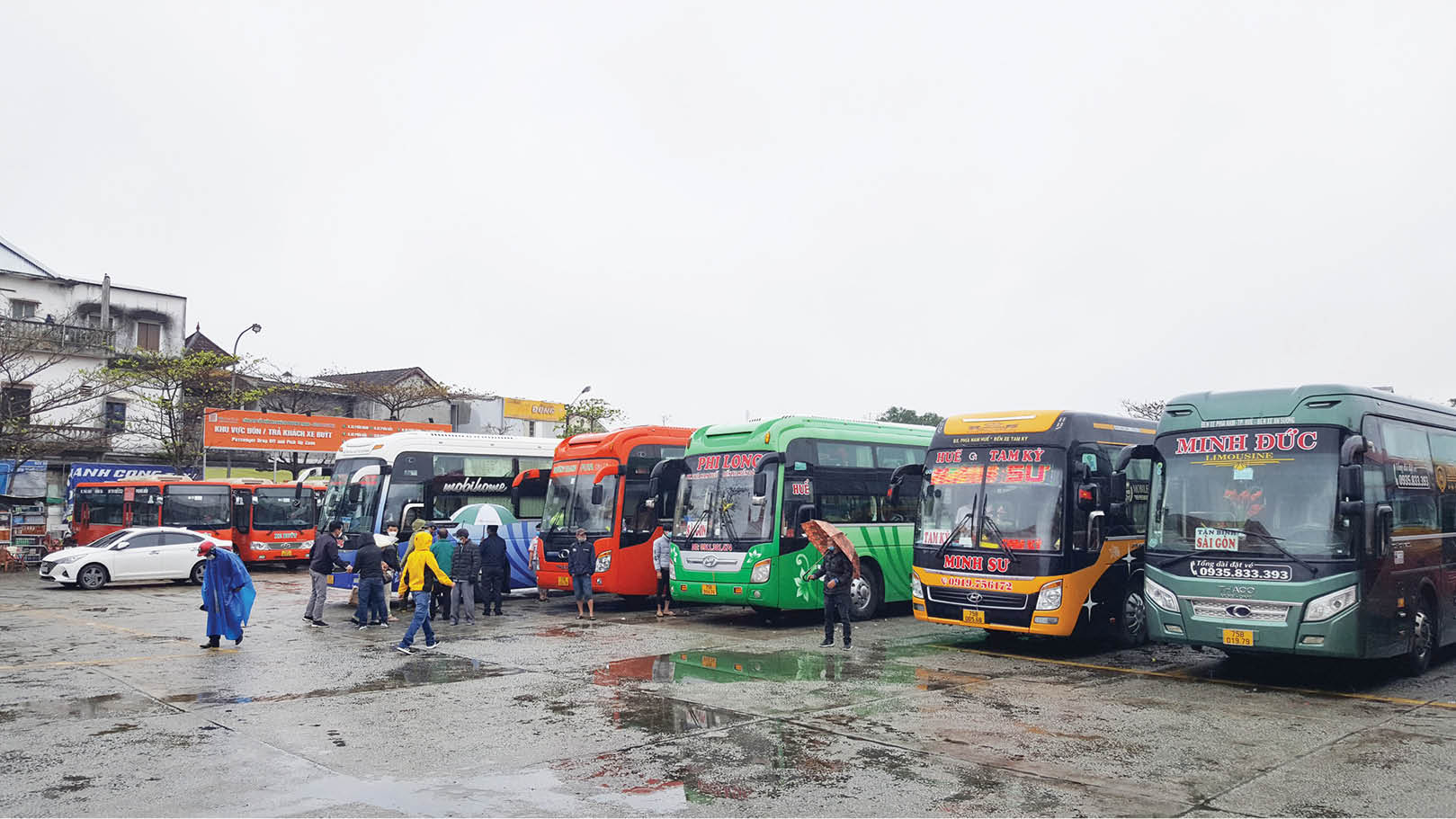 Không còn cảnh khách chờ tàu xe sau Tết