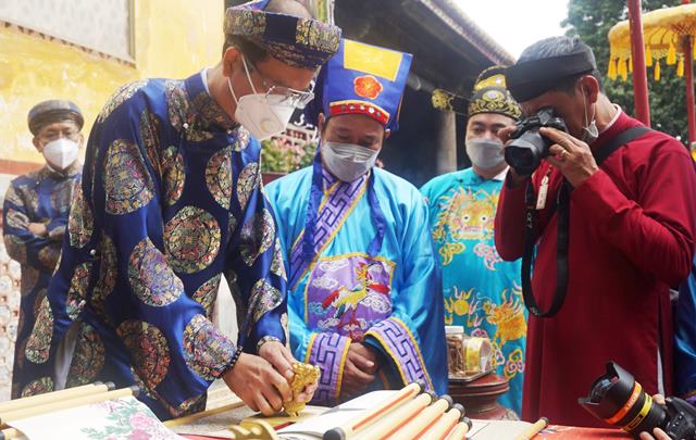 Hạ nêu và khai ấn cung chúc tân xuân