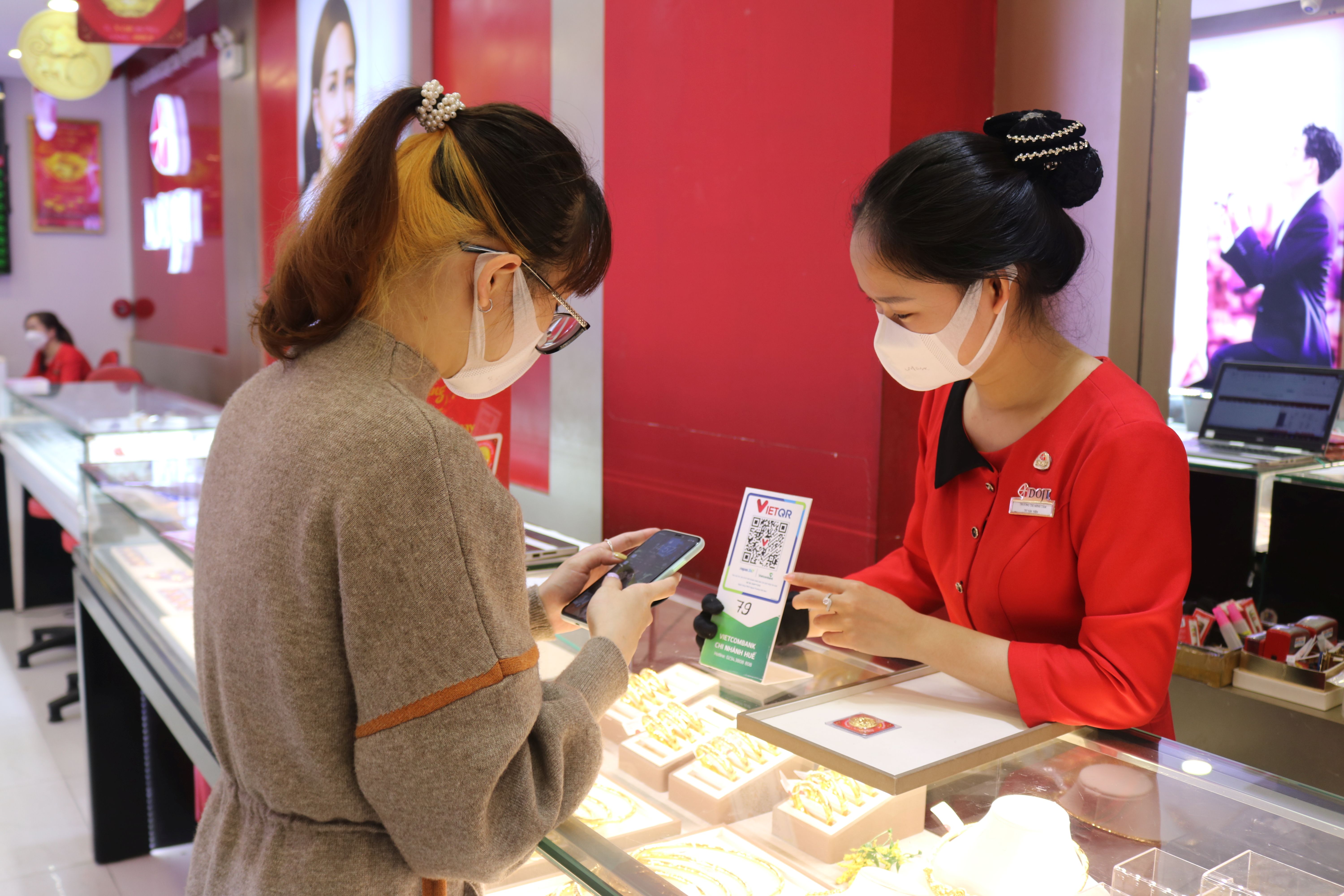 Sức mua tăng trước ngày vía Thần Tài