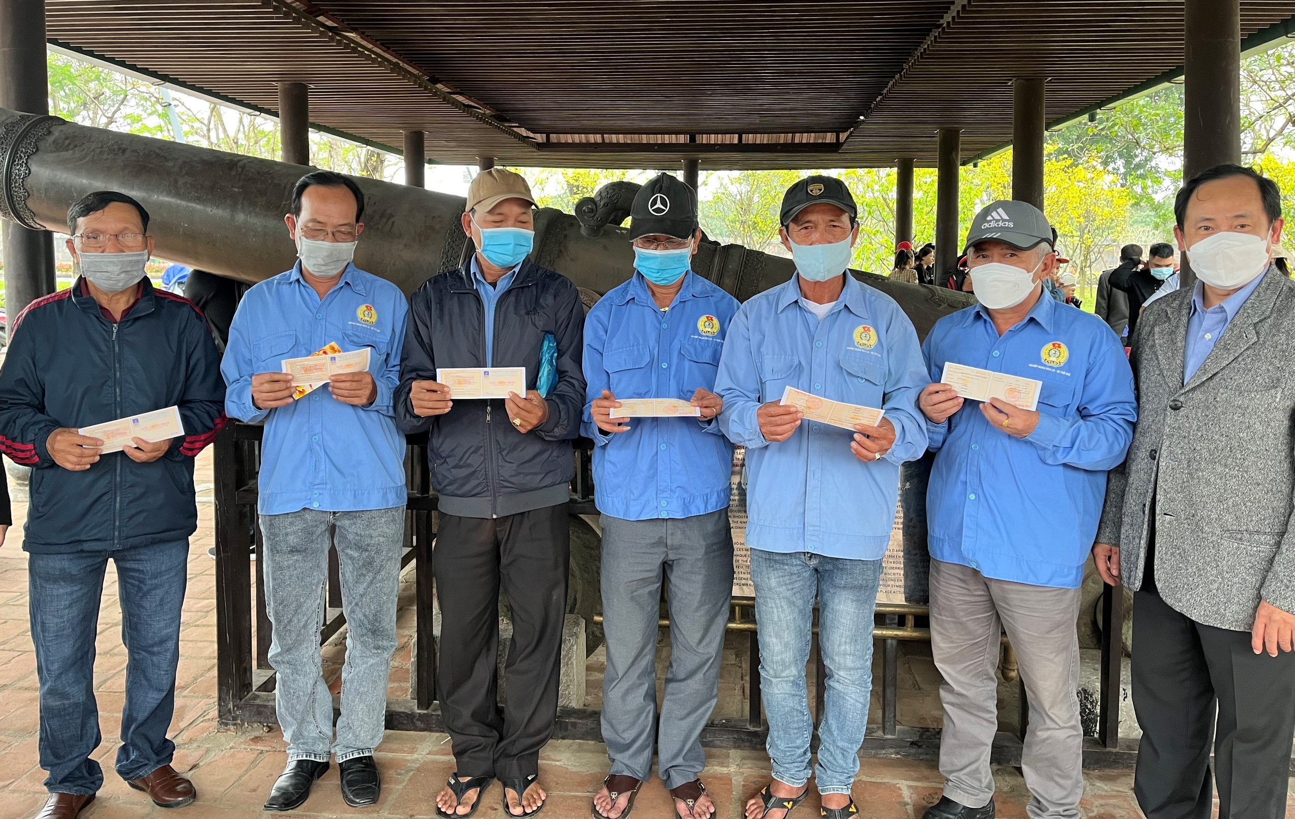 Tặng 299 thẻ bảo hiểm tai nạn kết hợp con người cho đoàn viên nghiệp đoàn xích lô xe thồ