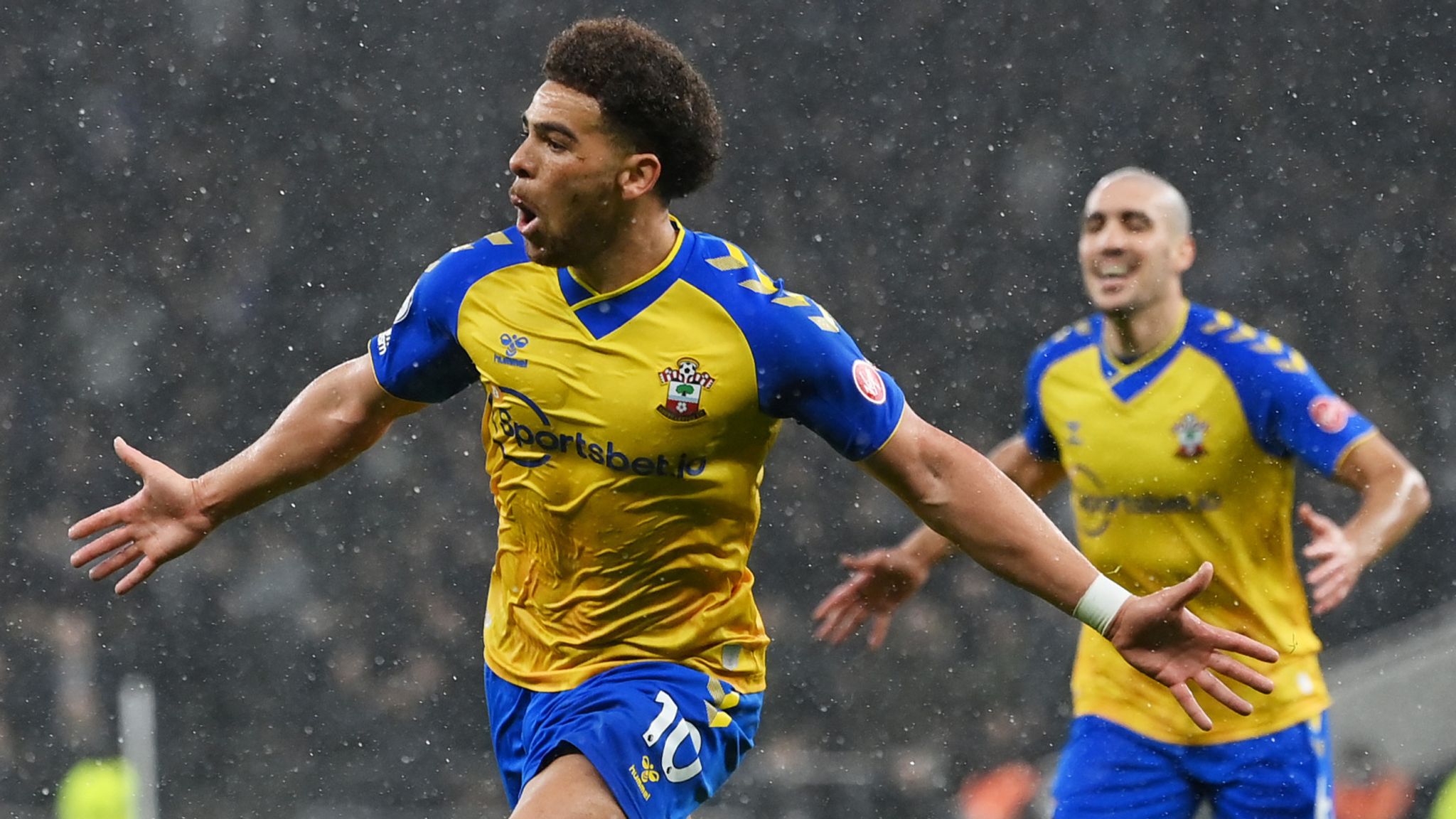 Thua ngược Southampton, Gà trống lỡ cơ hội tiến gần Top 4