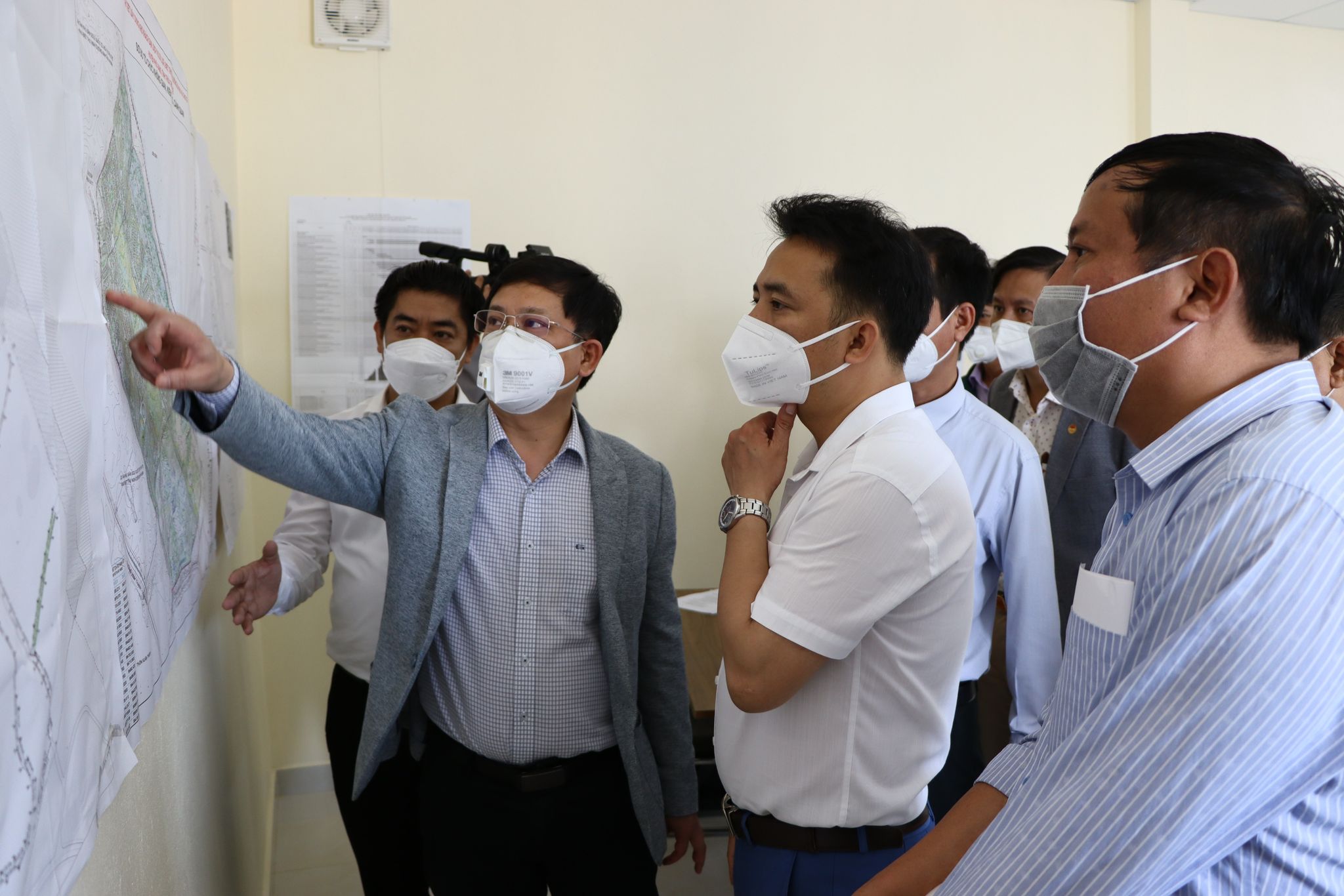 Phó Chủ tịch UBND tỉnh Nguyễn Thanh Bình kiểm tra tiến độ dự án BRG và các bãi tắm ở Phú Vang