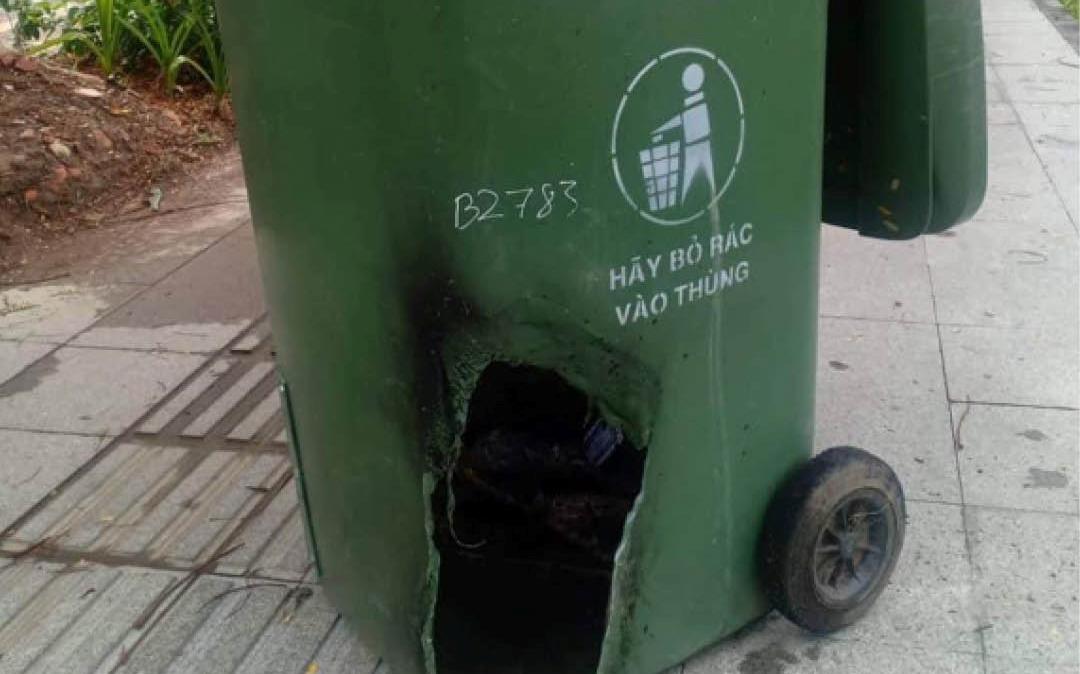 Đốt vàng mã, “hóa” luôn thùng chứa rác