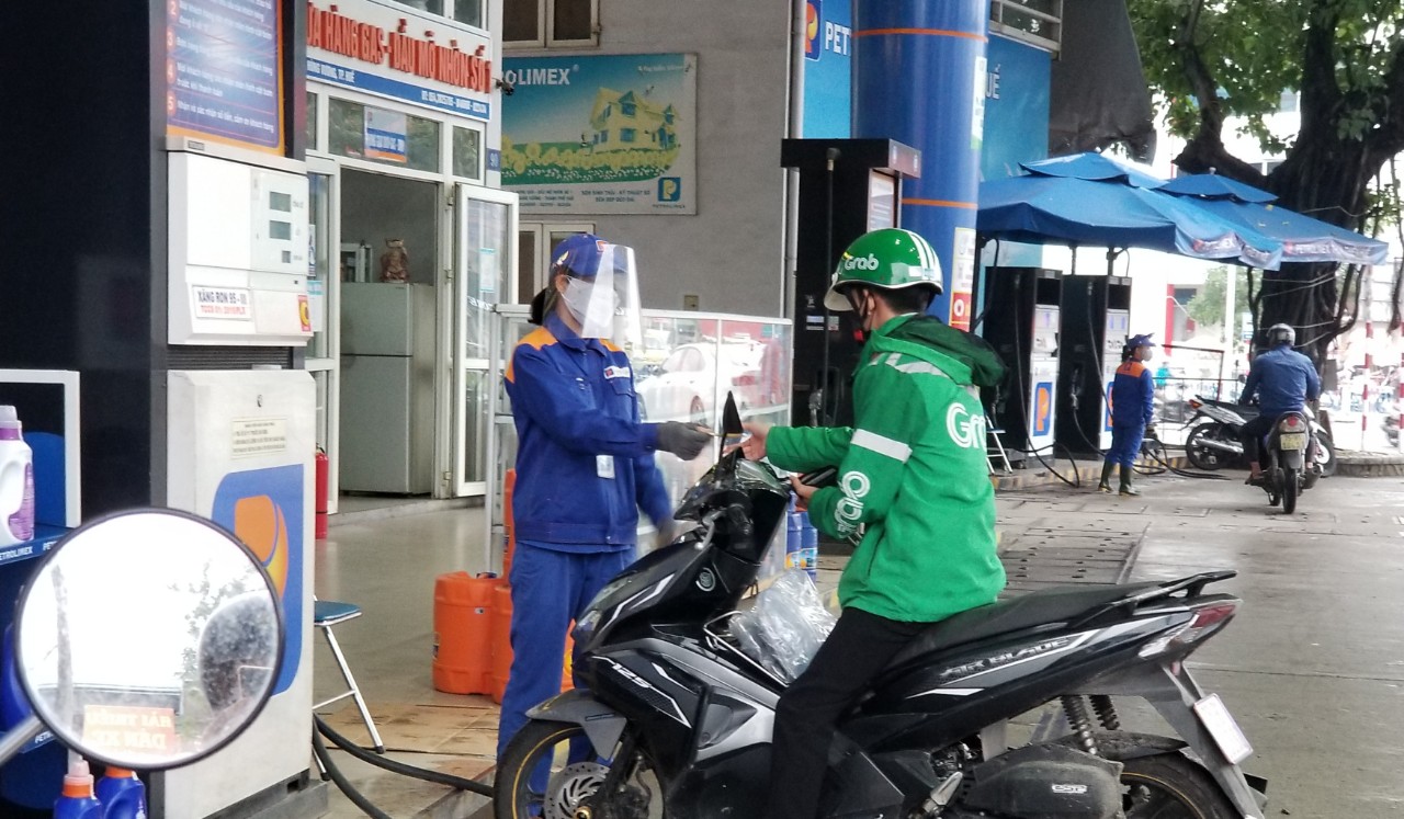 Giá xăng dầu tăng gần 1 000 đồng lít