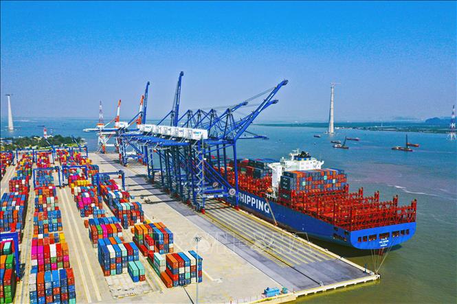 Hàng qua cảng biển giữ nhịp tăng trưởng đầu năm