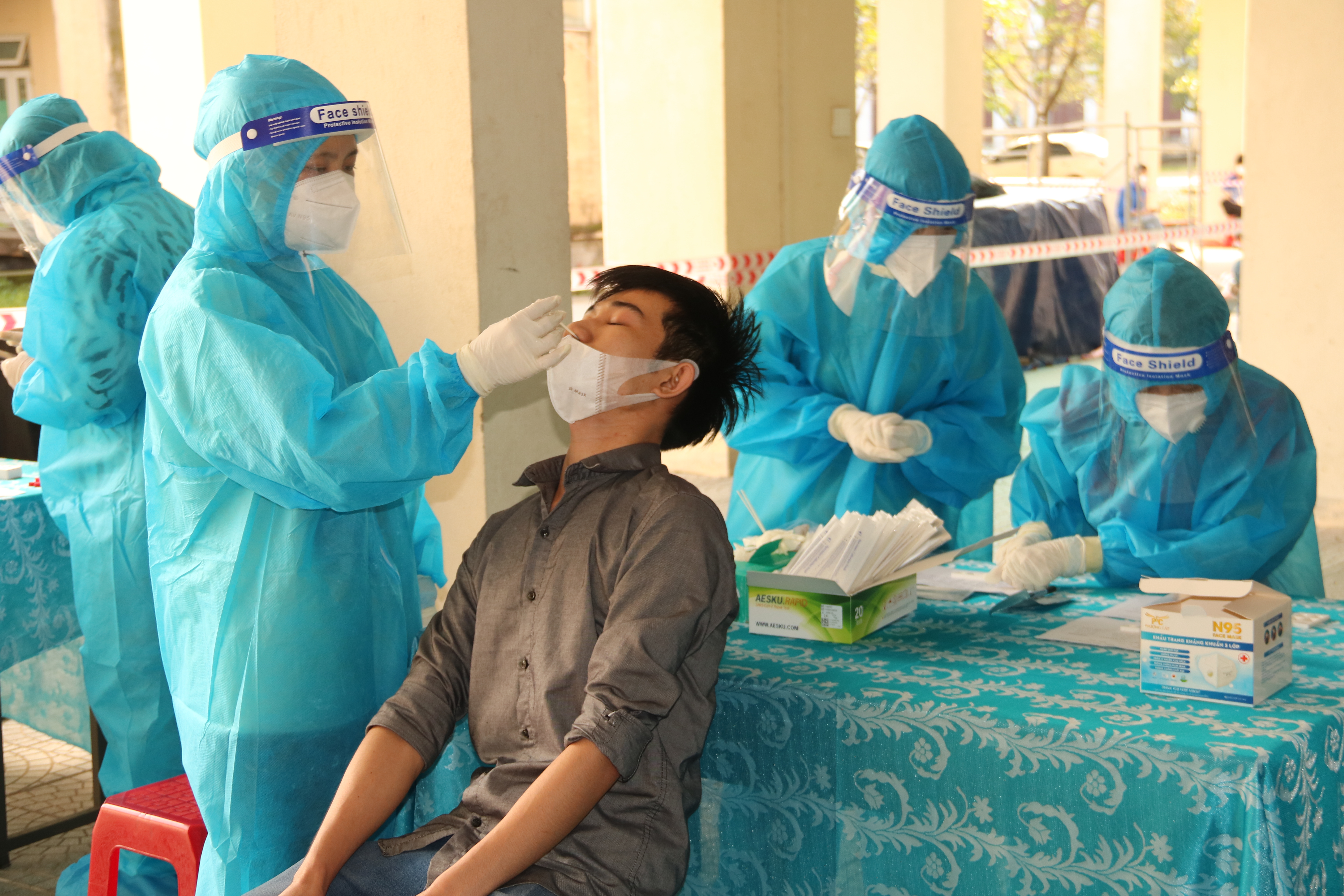 Test nhanh kháng nguyên COVID-19 cho 1 500 sinh viên trước khi học tập trung