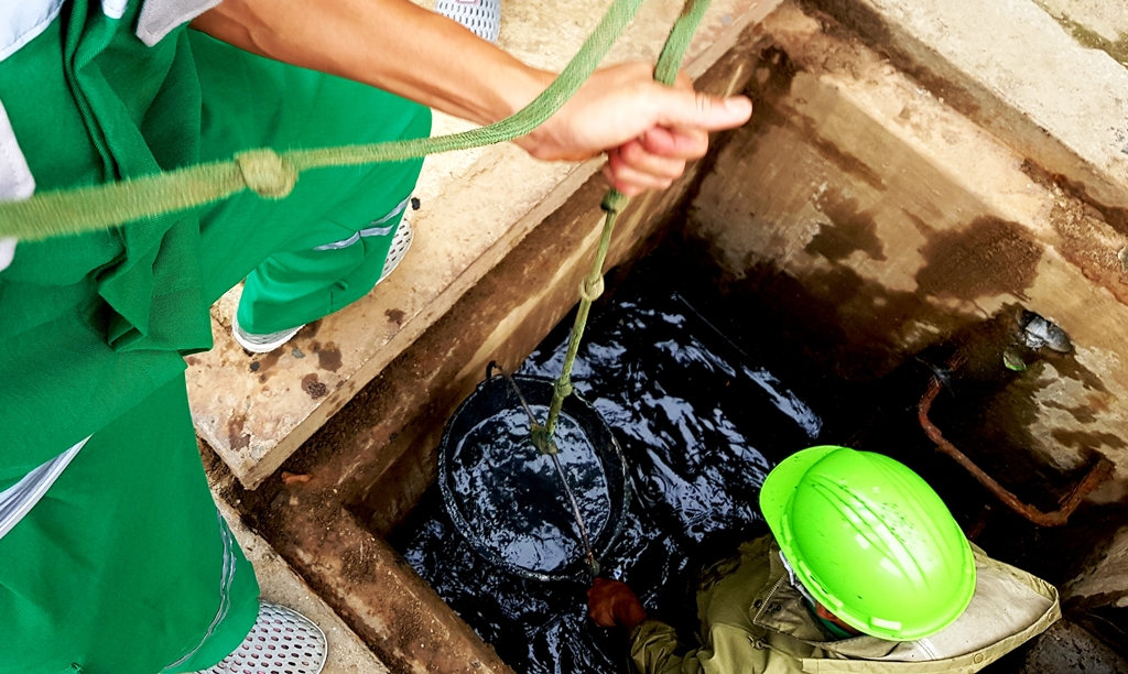 Những người làm sạch lòng cống
