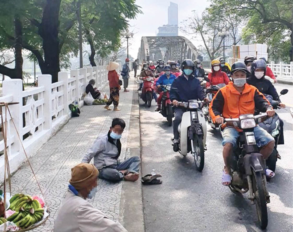 Tái diễn tình trạng tụ tập ăn xin, bán vé số ở cầu Trường Tiền