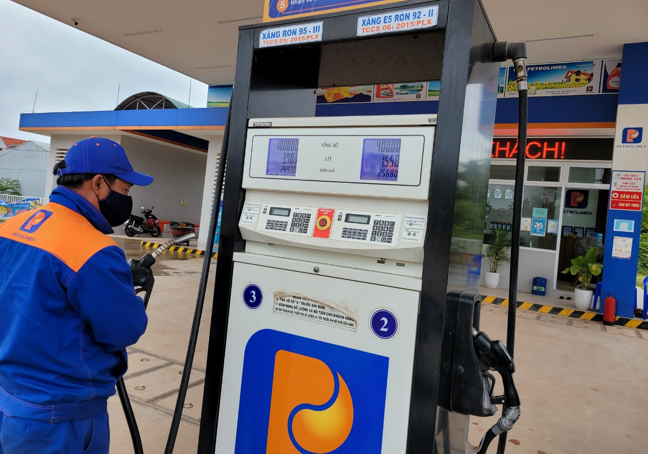 Giá xăng tiếp tục tăng, vượt ngưỡng 26 000 đồng lít