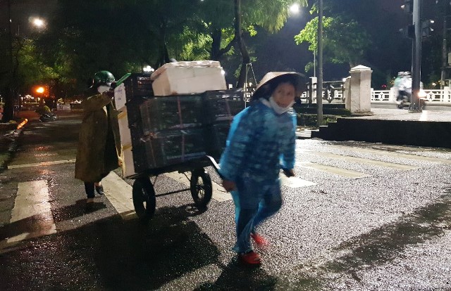 Trắng đêm mưu sinh trong giá rét
