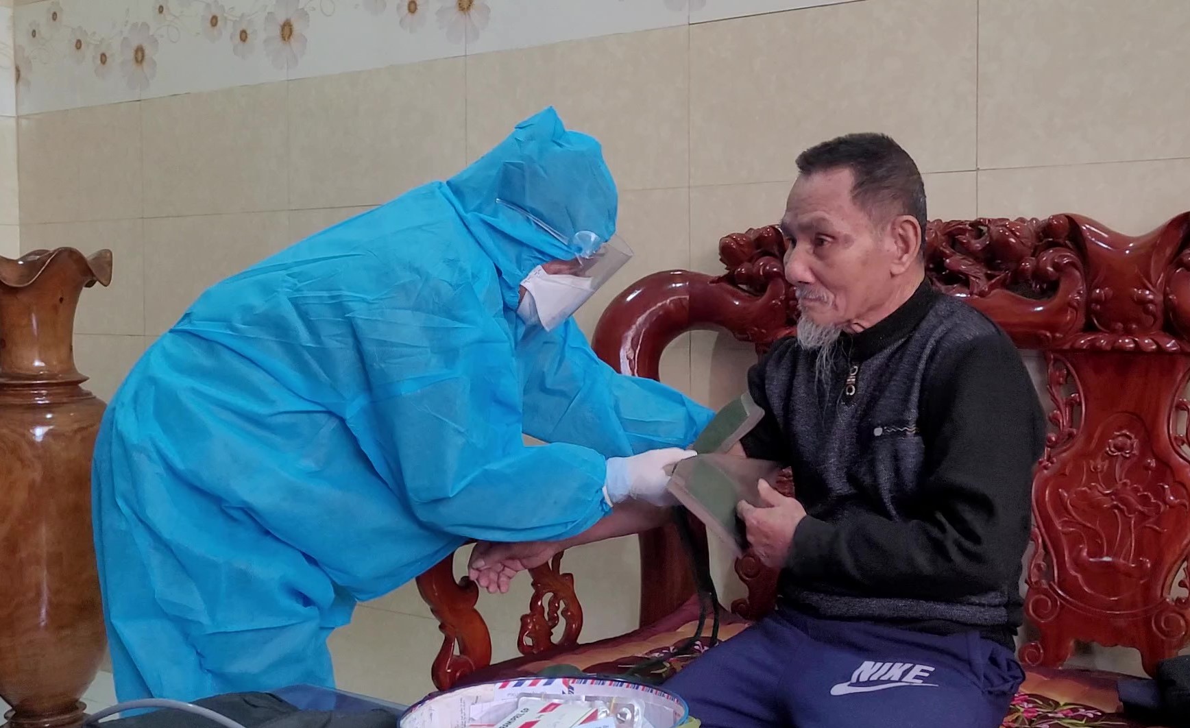 Tăng cường hơn nữa việc kết nối, theo dõi, hướng dẫn F0 tại nhà