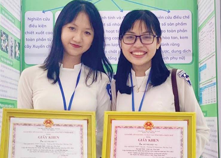 Đôi bạn đam mê nghiên cứu khoa học