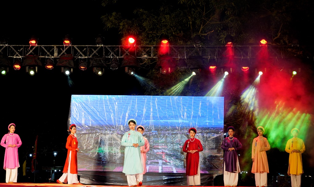 Ao Dai show by Thanh Toan Tile-Roofed Bridge