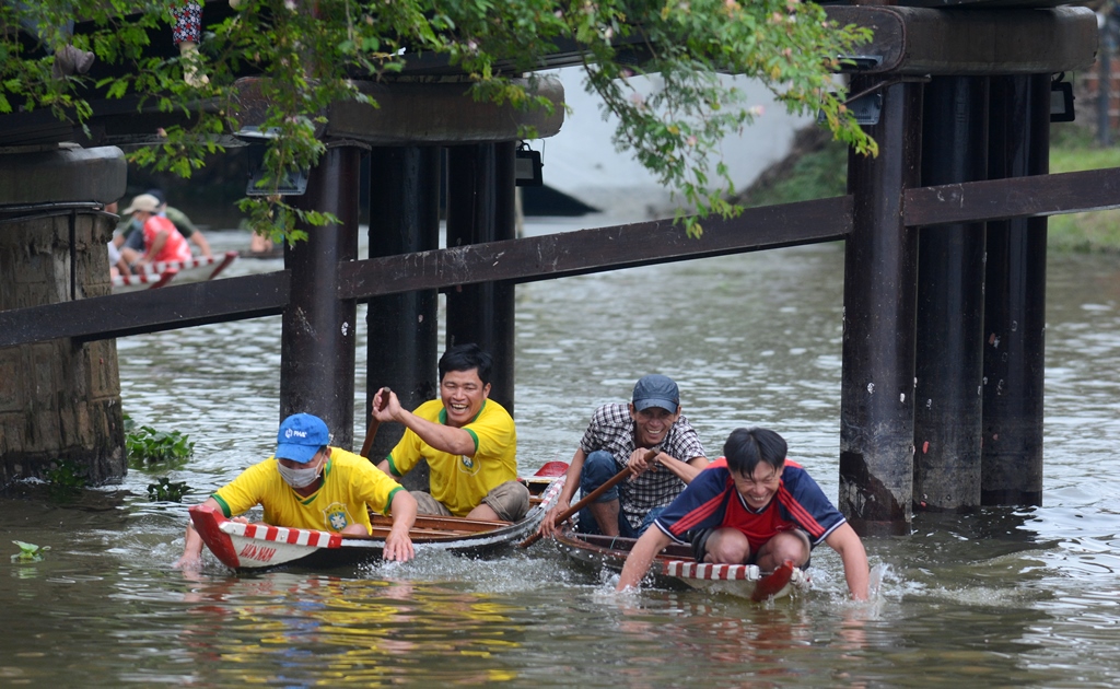 Vui nhộn với đua ghe câu ở “Chợ quê ngày hội”