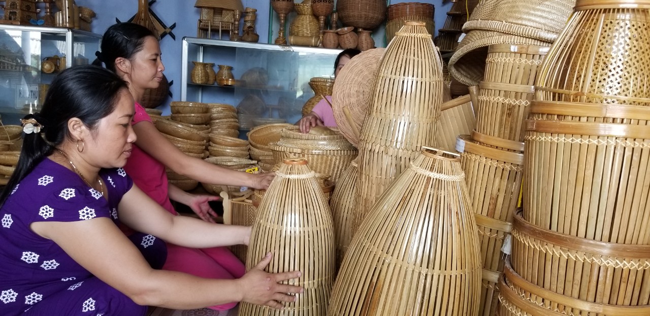 Tiếp tục hỗ trợ các cơ sở công nghiệp nông thôn để tạo ra nhiều sản phẩm chất lượng