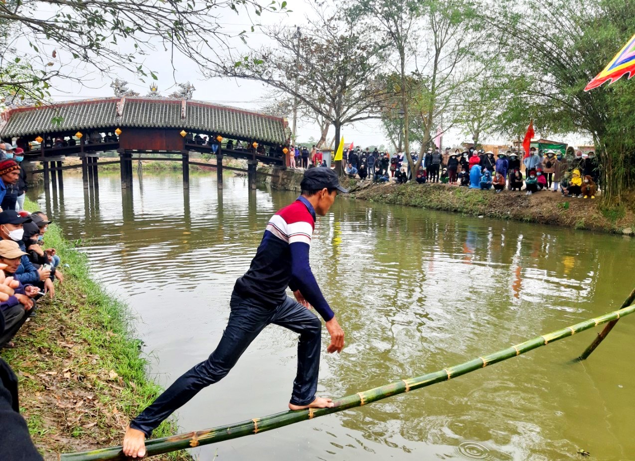 Vui nhộn trò chơi dân gian tại chợ quê ngày hội