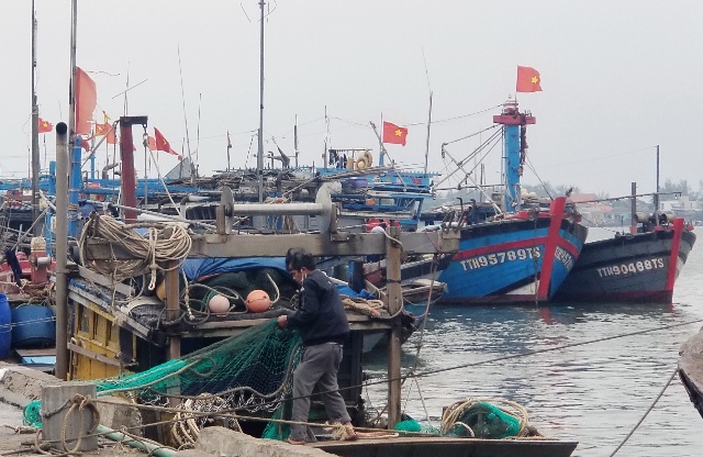 Xăng dầu tăng giá, ngư dân gặp khó