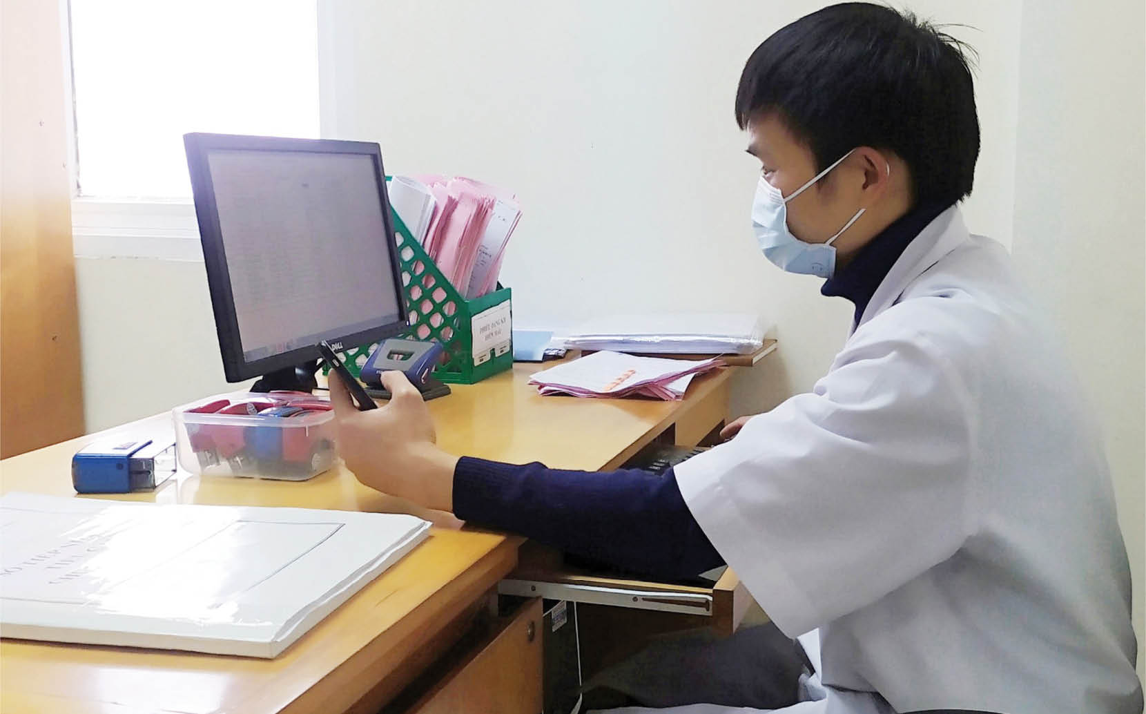 Bác sĩ trẻ tư vấn, hỗ trợ điều trị cho F0 tại nhà