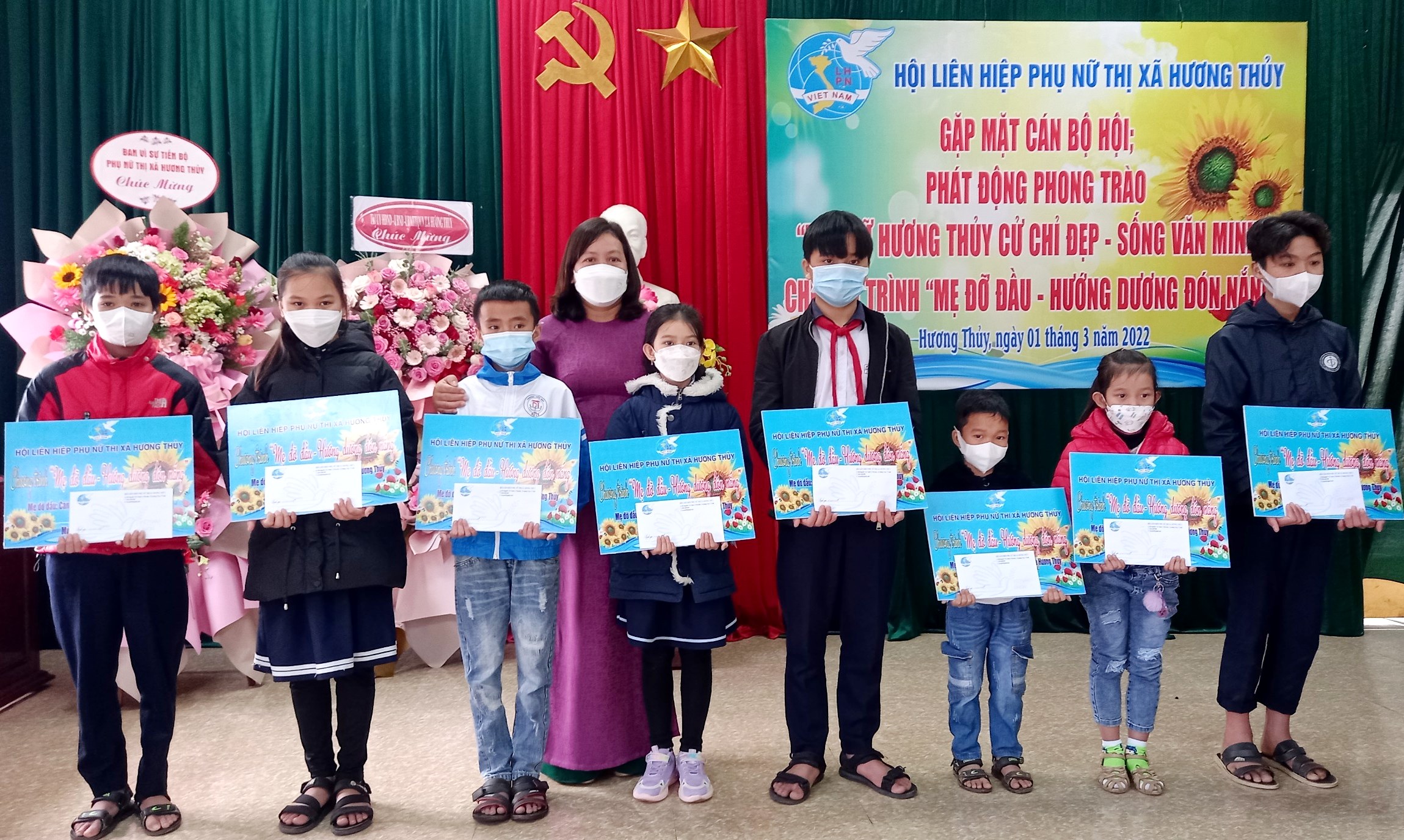 Phụ nữ Hương Thủy nhận đỡ đầu 12 trẻ mồ côi